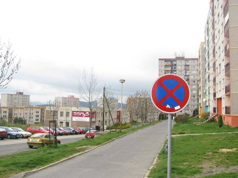 Značky zakazují obyvatelům domů v Pražské ulici zastavit tam, kde byli zvyklí parkovat.
