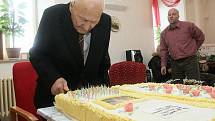 S malým zpožděním zaviněným nachlazením oslavil v úterý nejstarší žijící muž Libereckého kraje Arnošt Slovák v Domově důchodců ve Sloupu v Čechách 102. narozeniny.