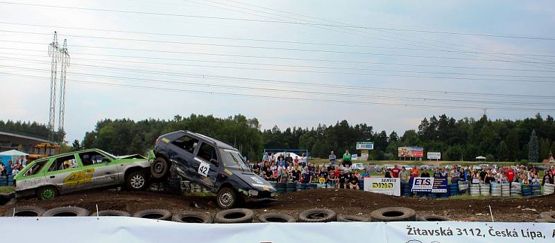 Destruction derby na autodromu. Den první.