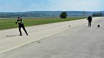 Někdejší vojenské nyní sportovní letiště v Ralsku – Hradčanech. Lidé se sem hrnou za sportovním vyžitím i pouhým lenošením u karavanu.
