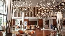 Preciosa Lighting vytvořila dynamickou instalaci pro dubajský hotel Mandarin Oriental Jumeira. Instalace zahrnuje celkem 14 stromů ve třech velikostech.