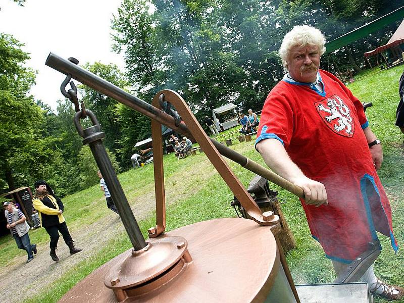 Bohatý kulturně společenský program probíhal u zámku, ale i v podzámčí na náměstí.