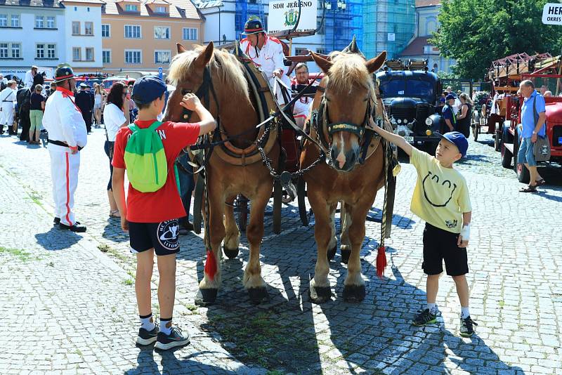 Na Hasičských slavnostech v Litoměřicích nechyběly sbory z Libereckého kraje. Vrcholem sobotního programu byla hasičská fontána.