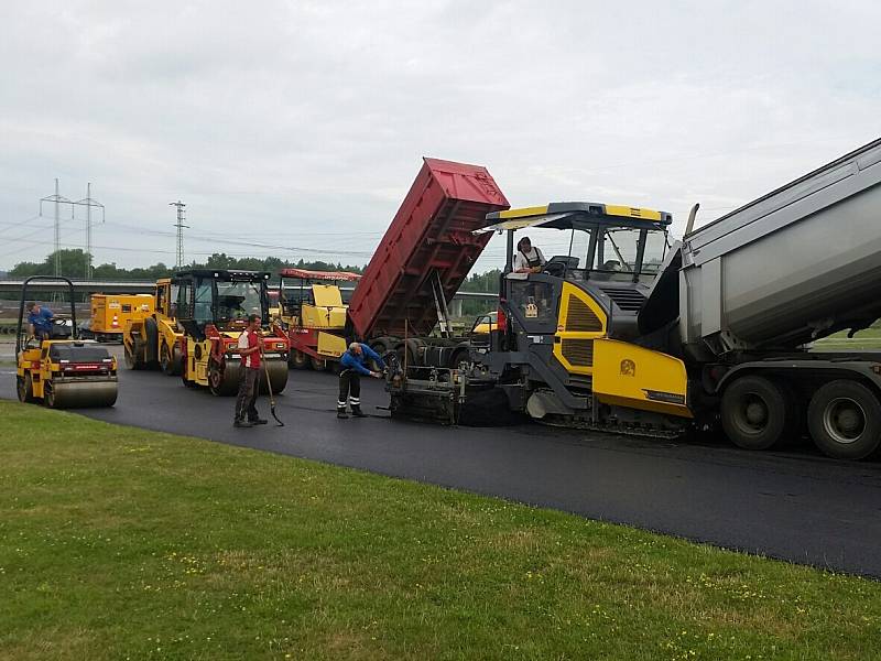 Na autodromu u Sosnové mění celý povrch dráhy. Nový asfalt poprvé vyzkouší hasiči během kurzu Bezpečnostních jízd.