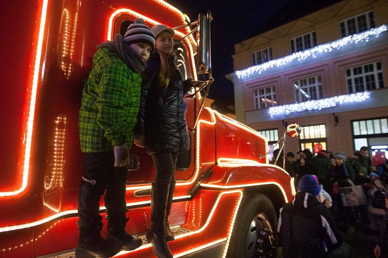 Česká Lípa velkolepě přivítala vánoční Coca-Cola kamion.