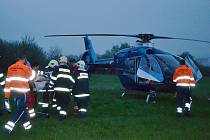 Popáleného muže transportoval vrtulník do pražské nemocnice. 