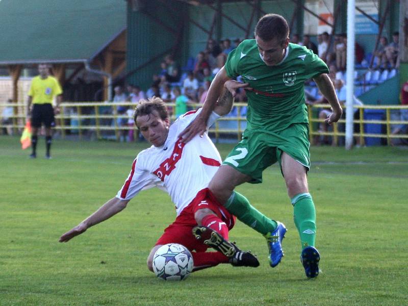 První letošní výhra Boru v divizi! Šaloun se snaží zastavit průnik borského Brože.