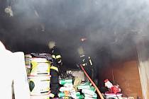 Hasiči likvidují požár garáže v České Lípě