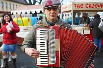 Harmonikář Ota Vejskal ve čtvrtek procházel městem a lákal kolemjdoucí na první „tržní“ sobotní dopoledne, které v Piance proběhne od 8 do 12 hodin.