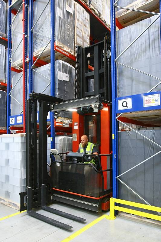 Plasty pro autobaterie vznikají v nové tovární hale v českolipské průmyslové zóně. Ročně se tu má vyrobit až 15 milionů kusů plastového sortimentu. 