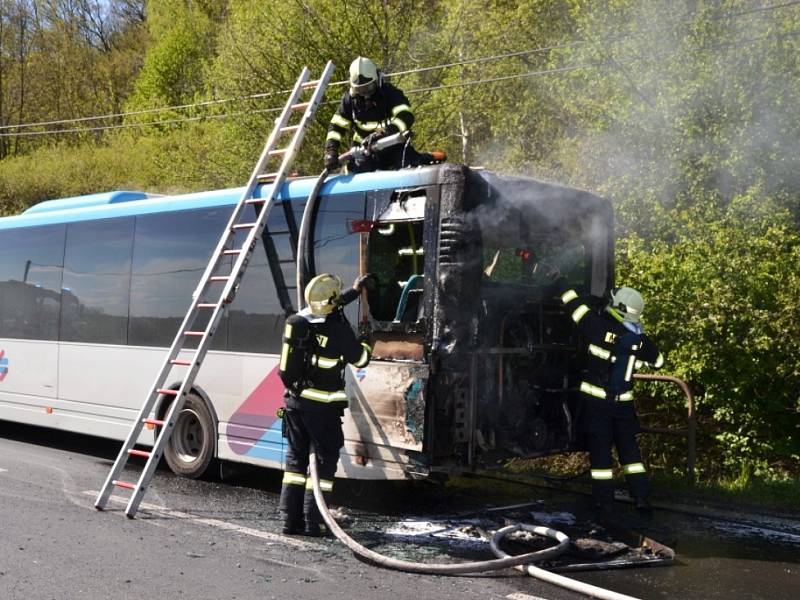 Ve čtvrtek odpoledne zasahovali hasiči u požáru autobusu. K události došlo ve Staré Lípě. Cestující stihli prostor opustit včas, nikomu se nic nestalo. 