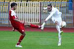 Česká Lípa - Železný Brod 1:2. Kotlár se snaží zblokovat střelu českolipského Válka (v bílém).