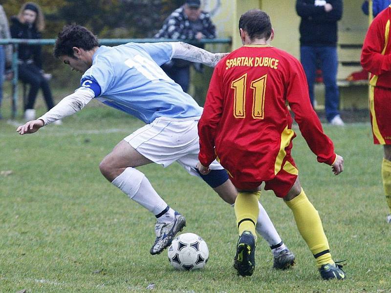 Derby mezi Dubicí a Stráží pod Ralskem skončilo smírně 2:2. Věchet proniká přes Procha.