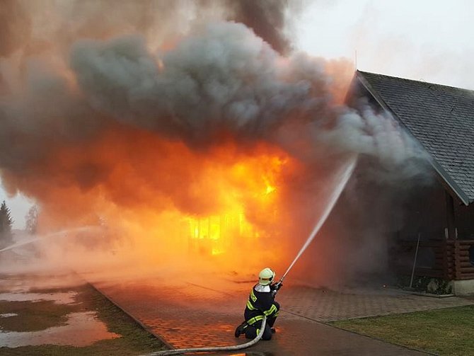 Deset jednotek hasičů bojovalo s požárem srubu v Hvězdově.