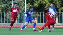 Starší dorostenci českolipského Arsenalu (v modrém) doma prohráli s Ústím nad Labem 0:2.