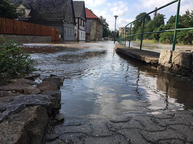 Povodně zaměstnaly i dobrovolné hasiče v Zákupech.