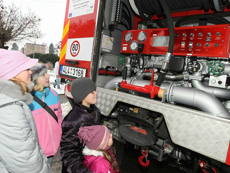 Dobrovolné hasičské sbory ze Cvikova a Jablonného v Podještědí převzaly na náměstí ve Cvikově dva hasičské automobily. Nejnovější technikou vybavené a repasované Scanie nahradí letité a nespolehlivé vozy v obou městech. 