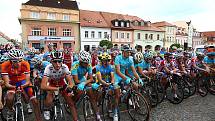 Takřka sto dvacet závodníků cyklistického Závodu míru juniorů se v pátek odpoledne postavilo na start k druhé etapě, jež byla zahájena na náměstí T.G.M. v České Lípě. 
