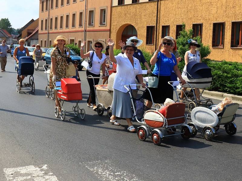 Stovka historických a retro kočárků se sešla v sobotu v Mimoni. První setkání uspořádal Spolek historie Mimoňska společně s městem.