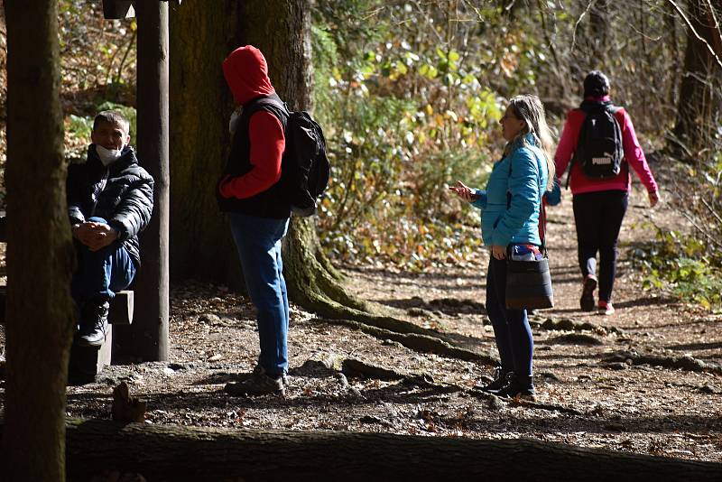 Peklo lákalo poslední březnový víkend stovky turistů mířících především za bledulemi.