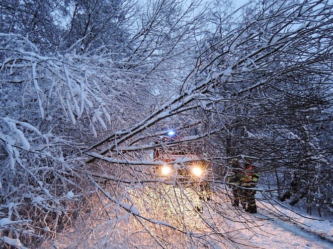 Vydatné sněžení se silným větrem zasáhlo Liberecký kraj.