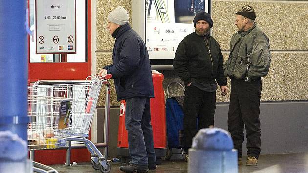 Lidé bez domova tu postávají, popíjejí, někdy obtěžují kolemjdoucí žádostí o drobné. 