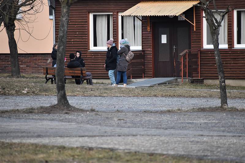 Do Poslova Mlýna u Doks na Českolipsku směřují uprchlíci z Ukrajiny, lidé z okolí i Prahy sem vozí humanitární pomoc.