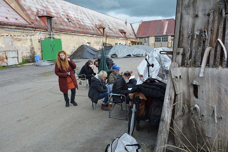 Nová filmová komedie Grand Prix právě vzniká ve Cvikově, Zákupech a v Sedlišti, jedné ze zapomenutých osad Luhova.