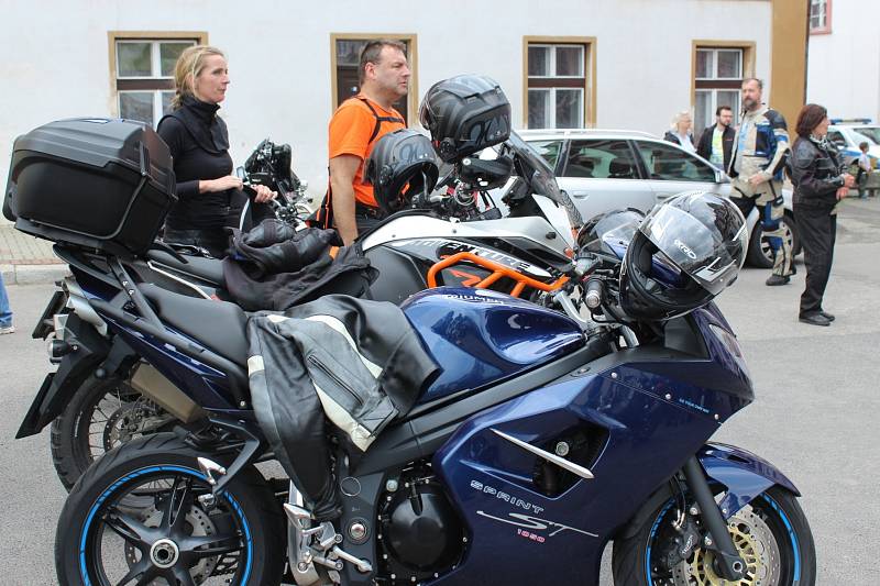 Tradiční žehnání motorkám za bezpečnou jízdu v nové sezoně se konalo v Jablonném v Podještědí.