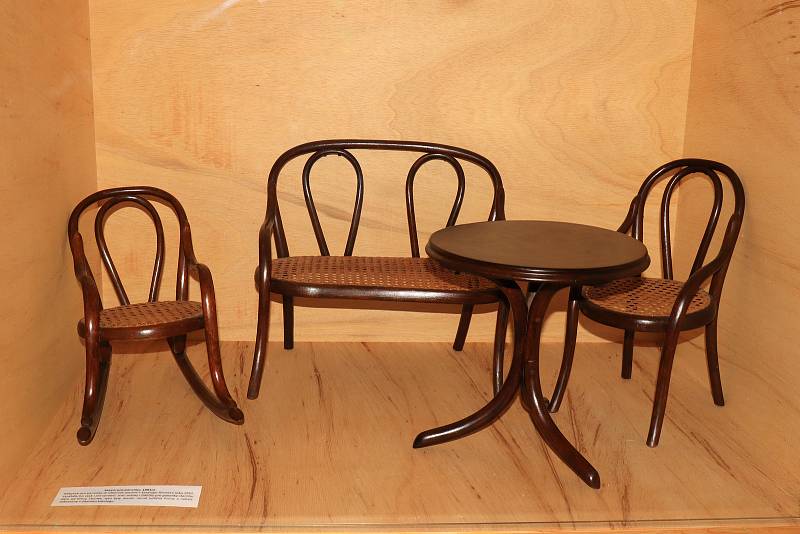 V Městském muzeu v Mimoni začala nová výstava, která dokumentuje vznik a rozvoj průmyslové výroby ohýbaného nábytku.