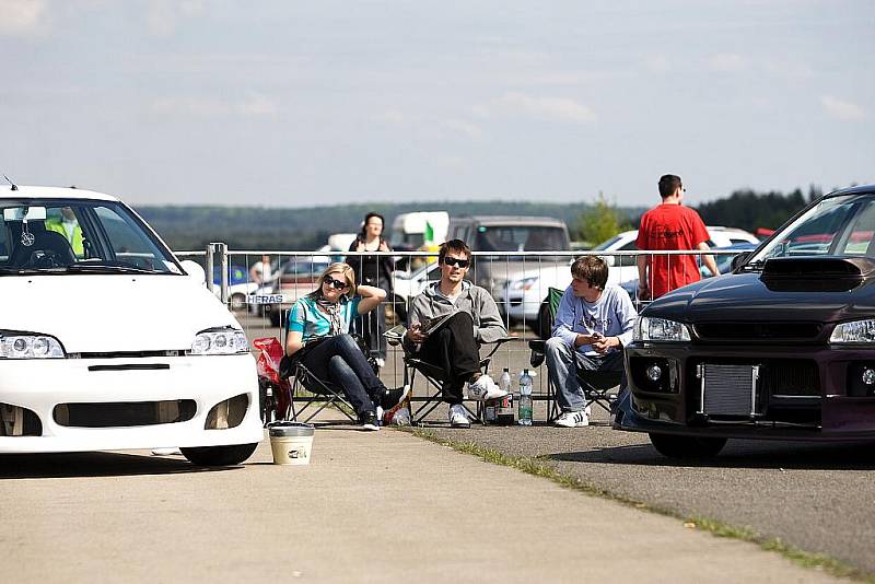 Milovníci tuningu se začali sjíždět do areálu letiště v Hradčanech od pátku. Podle organizátirů dorazilo na čtyři tisíce aut a zhruba dvanáct tisíc lidí. 