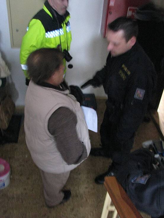 Policista vysvětluje Pavlu Živnůstkovi, že se se strážniky nesmí prát. 