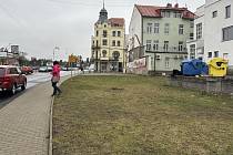 Naproti OD Andy v centru České Lípy se nachází nevyužitý a zanedbaný plácek.