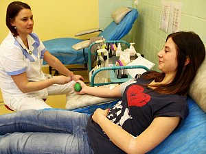 Ještě předtím, než vyvrcholí jejich přípravy na důležitou zkoušku, byli maturanti z Obchodní akademie v České Lípě darovat krev. Pokračují tak v tradici, kterou škola začala už před pěti lety.