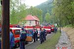 Fotografie z archivu Jiřího Suchardy, předsedy spolku Hasiči České republiky, z května 2001, kdy mezi Doksy A Ralskem vytvořili dobrovolní hasiči z celé ČR světový rekord v délce natažených hadic a dopravě vody.