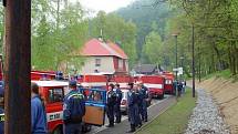 Fotografie z archivu Jiřího Suchardy, předsedy spolku Hasiči České republiky, z května 2001, kdy mezi Doksy A Ralskem vytvořili dobrovolní hasiči z celé ČR světový rekord v délce natažených hadic a dopravě vody.