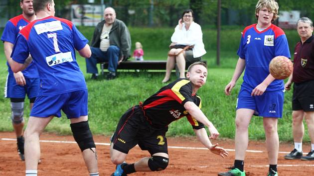 Líbal se uvolnil mezi Albanim a Patočkou a střílí jednu z branek Lokomotivy.