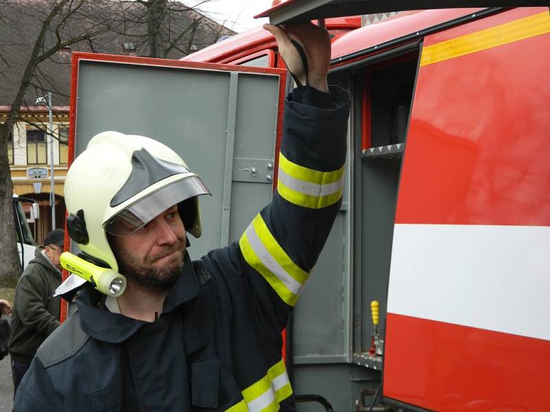 V sobotu dopoledne hasiči auto po přestavbě slavnostně představili veřejnosti.