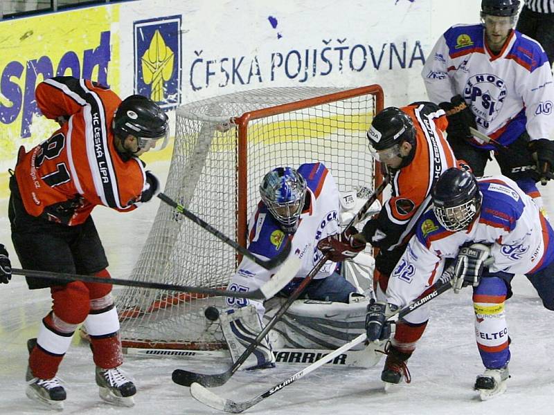 Hokejisté České Lípy (červené dresy) podlehli s libereckým PSK 3:5.