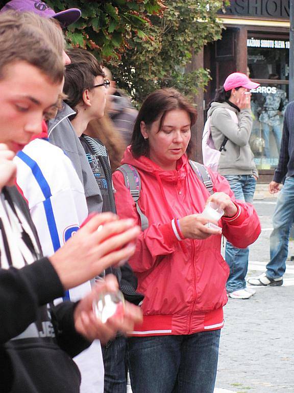 Desítky především mladých lidí přišly v pátek na českolipské náměstí uctít památku tragicky zesnulých hokejistů.