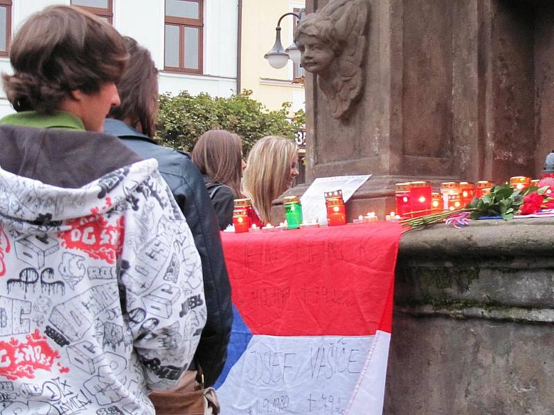 Desítky především mladých lidí přišly v pátek na českolipské náměstí uctít památku tragicky zesnulých hokejistů.