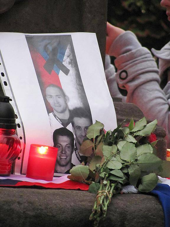 Desítky především mladých lidí přišly v pátek na českolipské náměstí uctít památku tragicky zesnulých hokejistů.