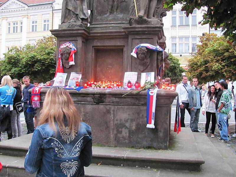 Desítky především mladých lidí přišly v pátek na českolipské náměstí uctít památku tragicky zesnulých hokejistů.