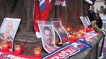 Desítky především mladých lidí přišly v pátek na českolipské náměstí uctít památku tragicky zesnulých hokejistů.