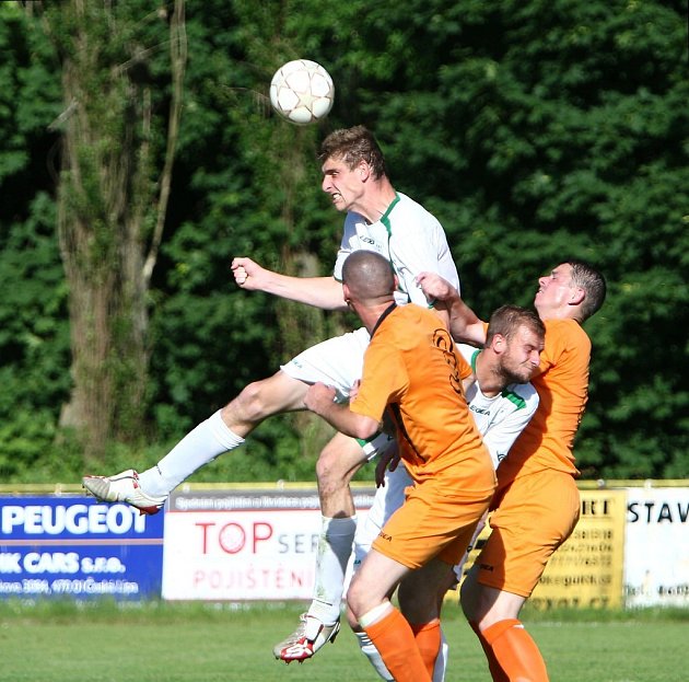 Nový Bor - Aritma 2:1 (1:0). Novoborský Kouřil v hlavičkovém souboji s Ambrusem a Pivrncem.