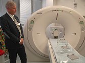 Nový CT přístroj stál jedenáct milionů korun. Na snímku u tomografu je ředitel českolipské nemocnice Jaroslav Kratochvíl.