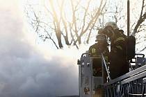 Požár zachvátil střechu jednoho z objektů Domu humanity v České Lípě - Dubici. Na místě zasahovaly jednotky profesionálních i dobrovolných hasičů z České Lípy a okolí.