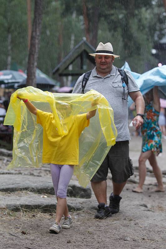 Hudba, pohoda i déšť. Sobotní festival Rozmarné léto na pláži Klůček u Máchova jezera nabídl vše, co k takové pravé letní akci patří.