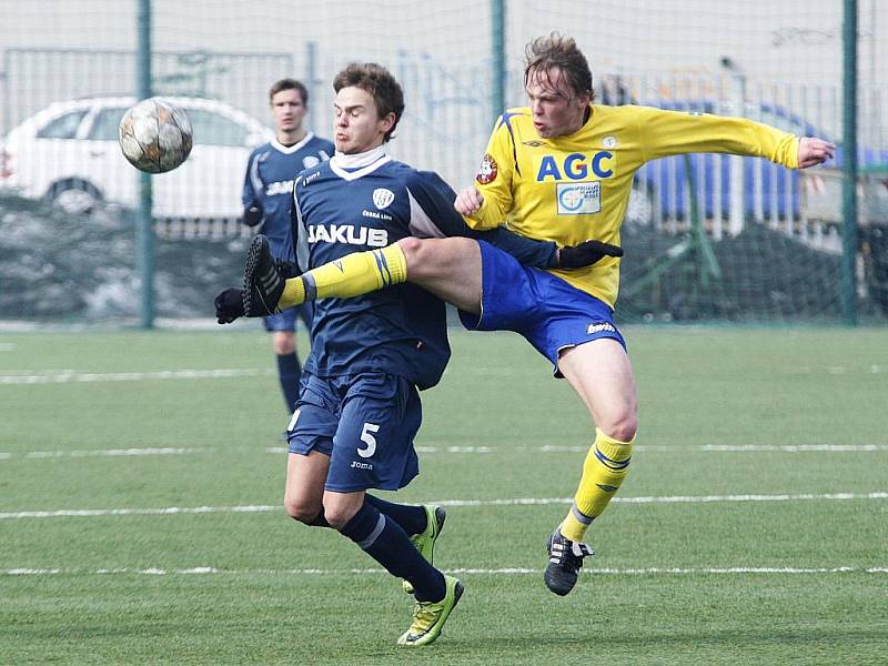 Generálka na jarní start v ČFL se vydařila. Českolipští fotbalisté úspěšně zvládli poslední přípravné utkání před jarní mistrovskou premiérou s rezervou Žižkova. V Děčíně porazili juniorku Teplic. Tlacháček se snaží zastavit akci Prücknera.