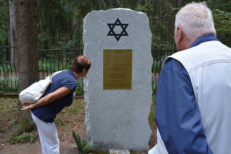 Symbolický hrob židovských obyvatel Nového Boru, kteří se během II. světové války stali oběťmi holocaustu, odhalili na novoborském Lesním hřbitově.